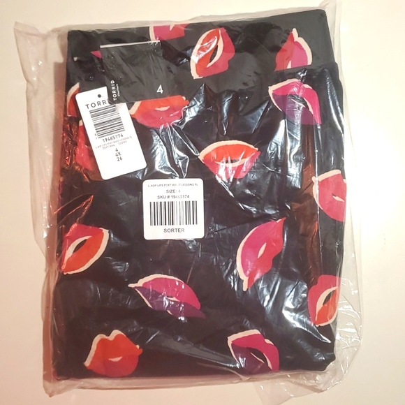 ❤NWT VINTAGE TORRIID LEGGING LIPS PRINT - FULL LENGTH COMFORT WAIST - PLUS SIZE - Picture 5 of 7